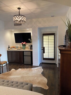 Interior - Quiet 1-bedroom studio with AC in La Quinta.Walk to CoachellaFest/Stagecoach. (La Quinta)