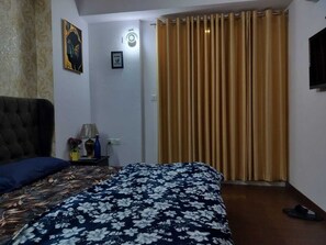 1 bedroom, iron/ironing board, WiFi, bed sheets - Modern Luxury Living – Fully Furnished 1BHK in Prime Gurugram Location (Gurugram)