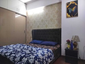 1 bedroom, iron/ironing board, WiFi, bed sheets - Modern Luxury Living – Fully Furnished 1BHK in Prime Gurugram Location (Gurugram)
