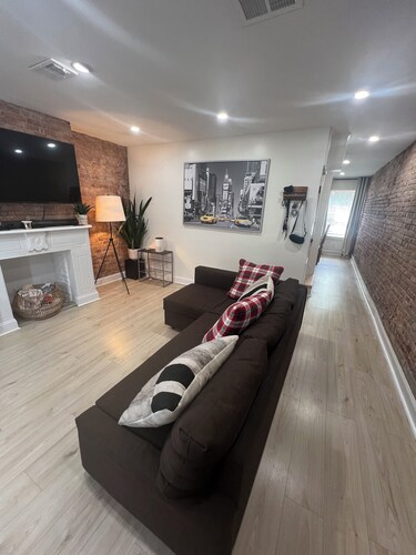 The Victorian Row: private patio, 17 min to NYC