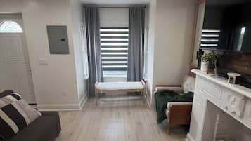 2 slaapkamers, een strijkplank/strijkijzer, internet, beddengoed