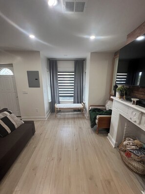2 bedrooms, iron/ironing board, Internet, bed sheets - The Victorian Row: private patio, 17 min to NYC (Newark)