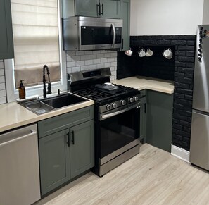 Private kitchen - The Victorian Row: private patio, 17 min to NYC (Newark)