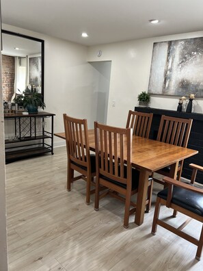 Dining - The Victorian Row: private patio, 17 min to NYC (Newark)