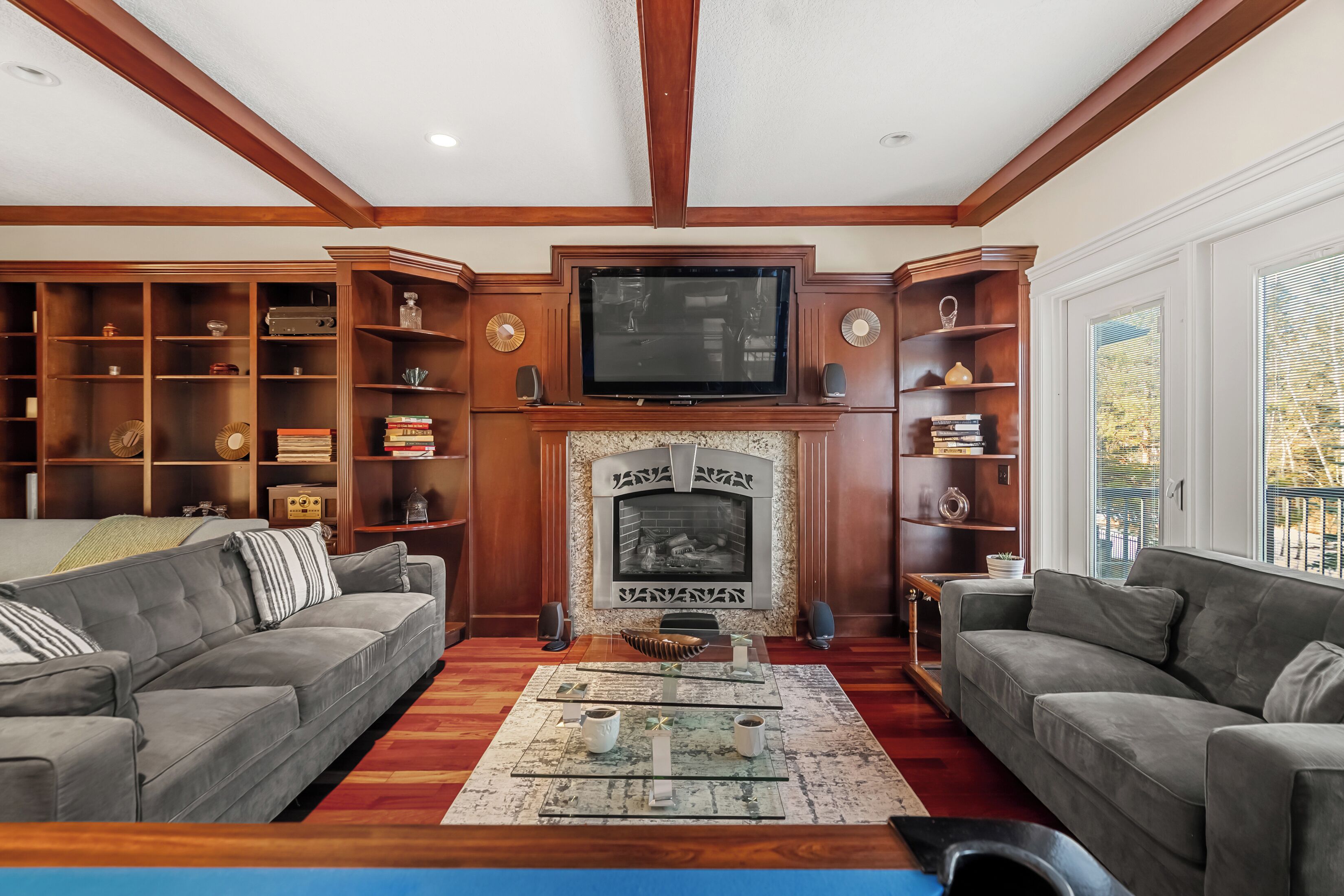 Spacious 7br, 3-story Home | Hot Tub, Sauna, Pool Table, Backyard & Trails - Calgary