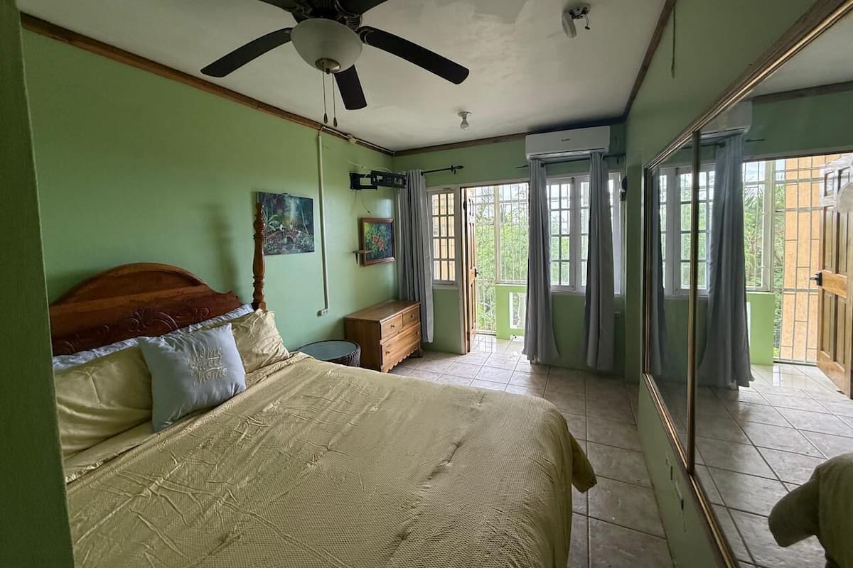 Estudio romántico, balcón, vistas al mar | Cortinas opacas, tabla de planchar con plancha, wifi gratis