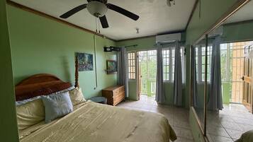 Romantisk studio, balkong, sjøutsikt | Blendingsgardiner, strykejern/-brett og wi-fi (inkludert)