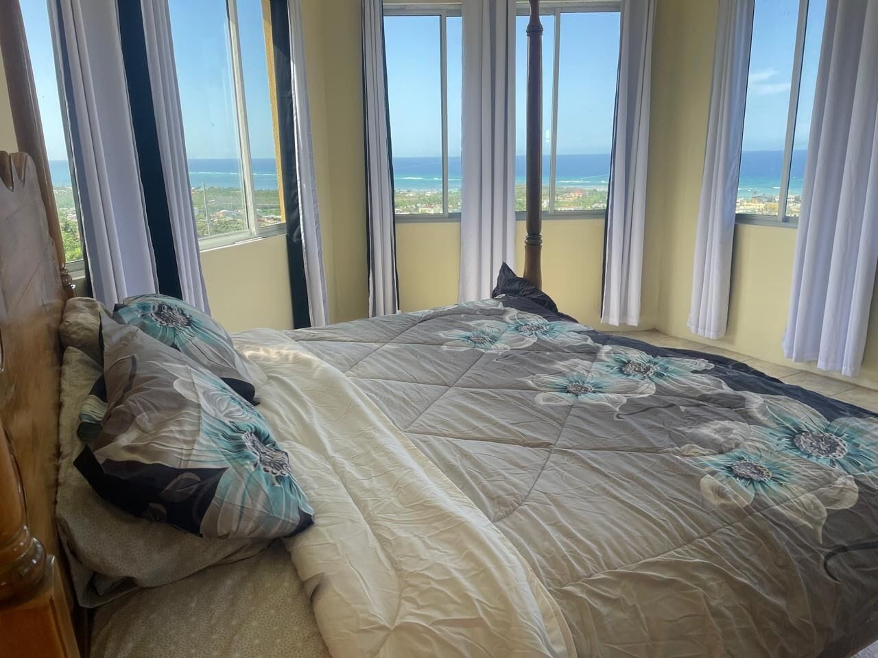 Cortinas blackout, tabla de planchar con plancha y wifi gratis 