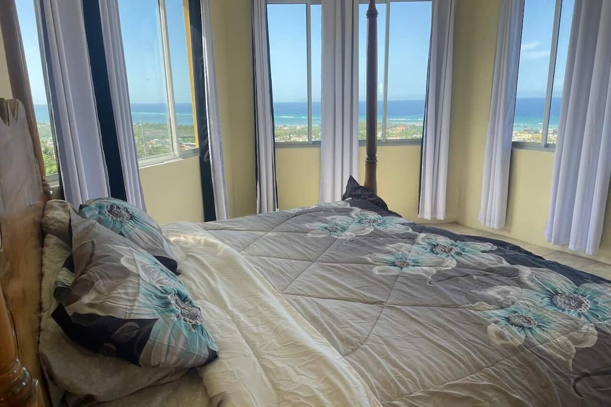 Suite exclusiva | Cortinas opacas, tabla de planchar con plancha, wifi gratis