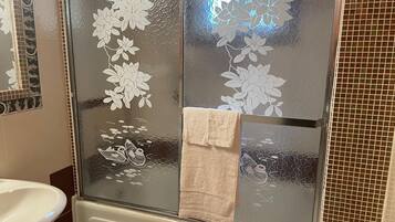 Chambre Triple Familiale, balcon, vue mer | Salle de bain