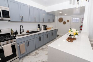 Microwave, oven, stovetop - Warm modern Farmhouse Near National Harbor & DC (Oxon Hill)