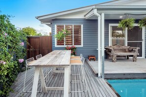 Outdoor dining - Mudjimba Seaside Retreat (Mudjimba)