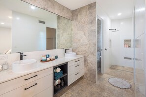 Hair dryer, towels, soap, shampoo - Mudjimba Seaside Retreat (Mudjimba)