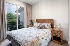5 bedrooms, iron/ironing board, free WiFi, bed sheets - Mudjimba Seaside Retreat (Mudjimba)