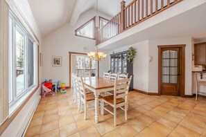Dining - Boisia: Spa, pool table, 5bdr, 10 min to Massif (Petite-Rivière-Saint-François)
