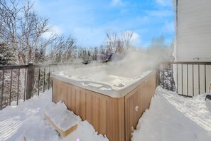 Outdoor spa tub - Boisia: Spa, pool table, 5bdr, 10 min to Massif (Petite-Rivière-Saint-François)