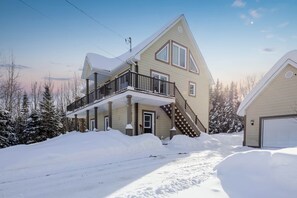 Exterior - Boisia: Spa, pool table, 5bdr, 10 min to Massif (Petite-Rivière-Saint-François)