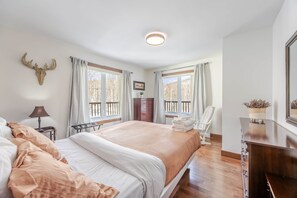 Iron/ironing board, WiFi, bed sheets - Boisia: Spa, pool table, 5bdr, 10 min to Massif (Petite-Rivière-Saint-François)