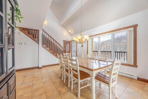 Dining - Boisia: Spa, pool table, 5bdr, 10 min to Massif (Petite-Rivière-Saint-François)