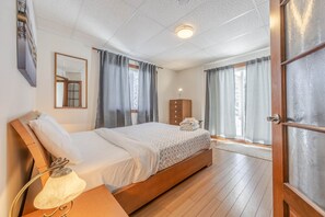 Iron/ironing board, WiFi, bed sheets - Boisia: Spa, pool table, 5bdr, 10 min to Massif (Petite-Rivière-Saint-François)