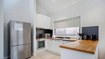 Coffee/tea maker, fridge, microwave, oven