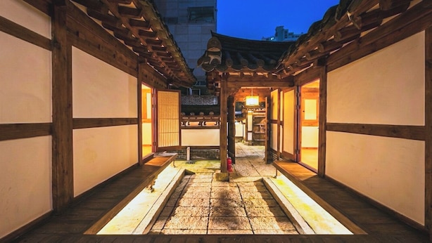 A traditional Japanese corridor with wooden beams and tatami mat flooring. - Seoul Hanok Stay Circle (Seoul)