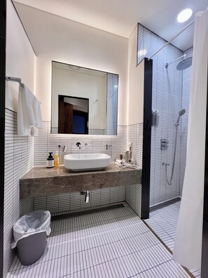 Habitación familiar, vistas al jardín | Baño | Ducha, secador de pelo, bidé y suelo radiante
