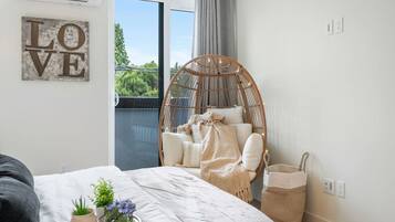 Een bureau, een strijkplank/strijkijzer, reisbedje, gratis wifi