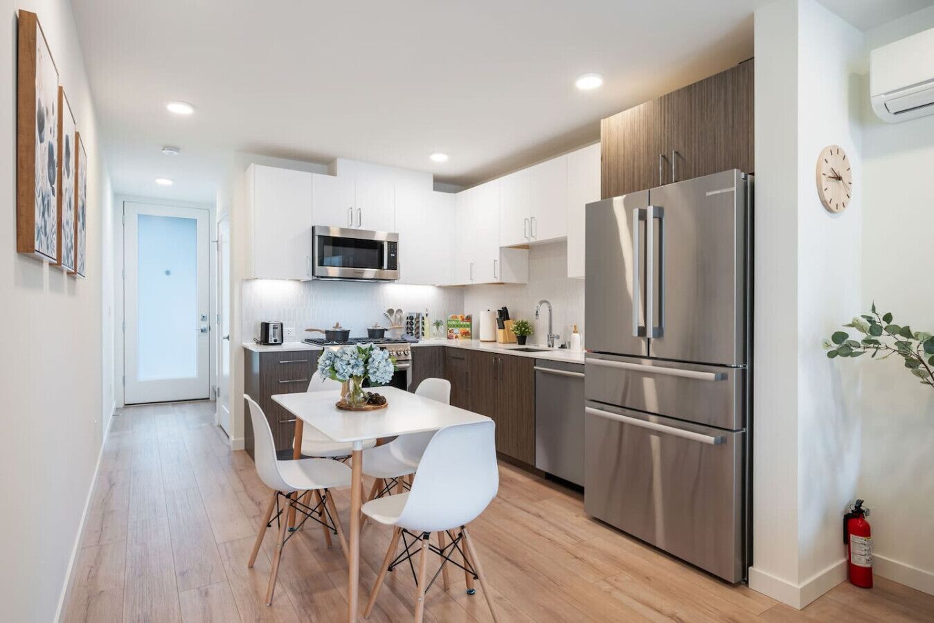 Réfrigérateur, four à micro-ondes, un four, surface de cuisson