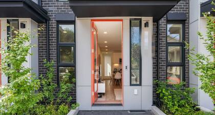 New Townhome|Rooftop Views|Direct Bus SEA|Walkable