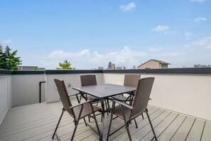 Outdoor dining - New Townhome|Rooftop Views|Direct Bus SEA|Walkable (Seattle)