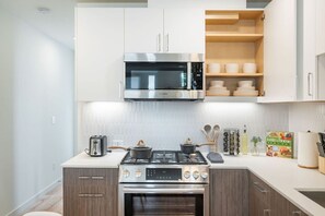 Geladeira, micro-ondas, fogão, cooktop