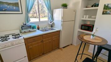 Estudio estándar, 1 cama Queen size, aire acondicionado | Cocina privada | Refrigerador con congelador, microondas y parrilla de estufa