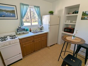 Full-sized fridge, microwave, stovetop, cookware/dishes/utensils - Lakeshore Resort (Lakehead)