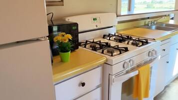 Småhus, 2 soverom, aircondition, utsikt mot innsjø | Eget kjøkken | Kjøleskap, mikrobølgeovn, kokeplater og kjøkkenutstyr