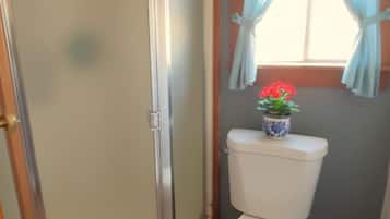 Cottage, 2 Bedrooms, Air conditioning, Lake View | Bathroom | Shower, towels, toilet paper