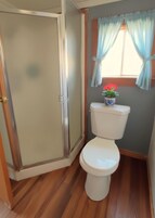 Cottage, 2 Bedrooms, Air conditioning, Lake View | Bathroom | Shower, towels, toilet paper