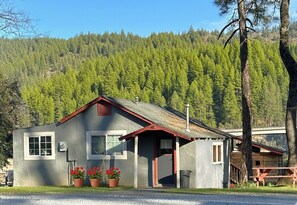 Cottage, 2 Bedrooms, Air conditioning, Lake View | Exterior