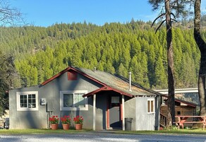 Cottage, 2 Bedrooms, Air conditioning, Lake View | Exterior