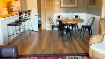 Stuga - 2 sovrum - luftkonditionering - sjöutsikt | Eget kök | Stort kylskÄp, mikrovÄgsugn, spishÀll och grytor/köksredskap