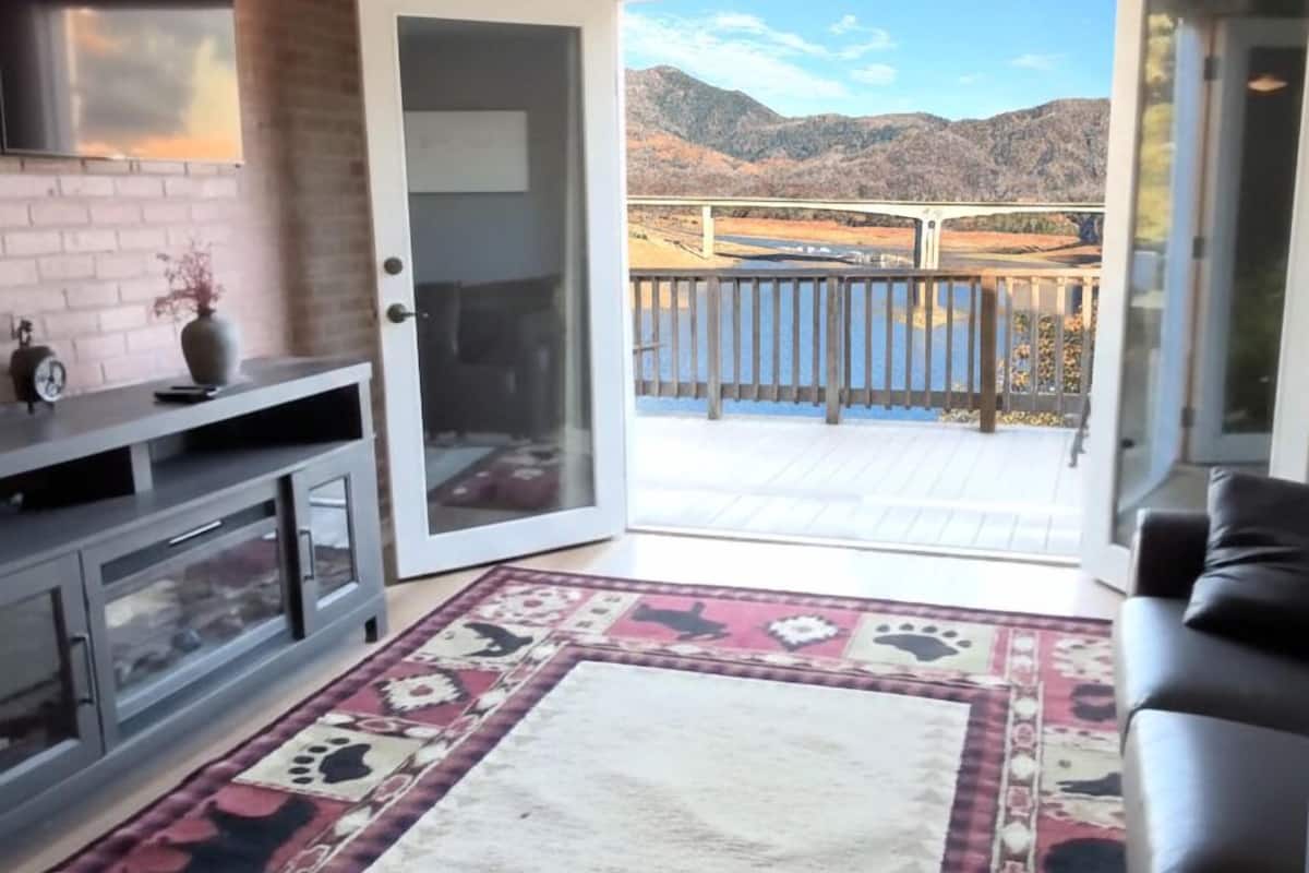 Cottage, 2 Bedrooms, Air conditioning, Lake View | Living area