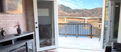 Cottage, 2 Bedrooms, Air conditioning, Lake View | Living area