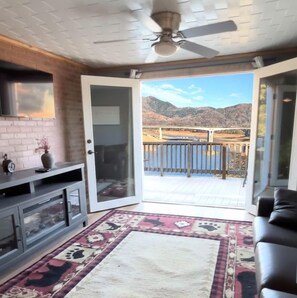 Cottage, 2 Bedrooms, Air conditioning, Lake View | Living area