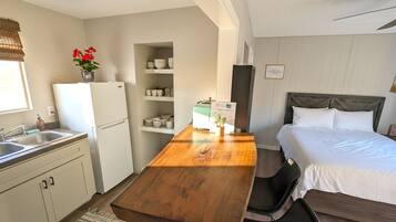 Deluxe Studio, 1 Queen Bed, Air conditioning | Free WiFi