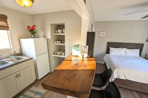 Deluxe Studio, 1 Queen Bed, Air conditioning | Free WiFi