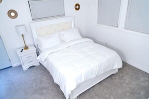 5 bedrooms, iron/ironing board, WiFi, bed sheets - Welcome to your home-away-from-home, with comfortable sleeping arrangements. (Silver Spring)