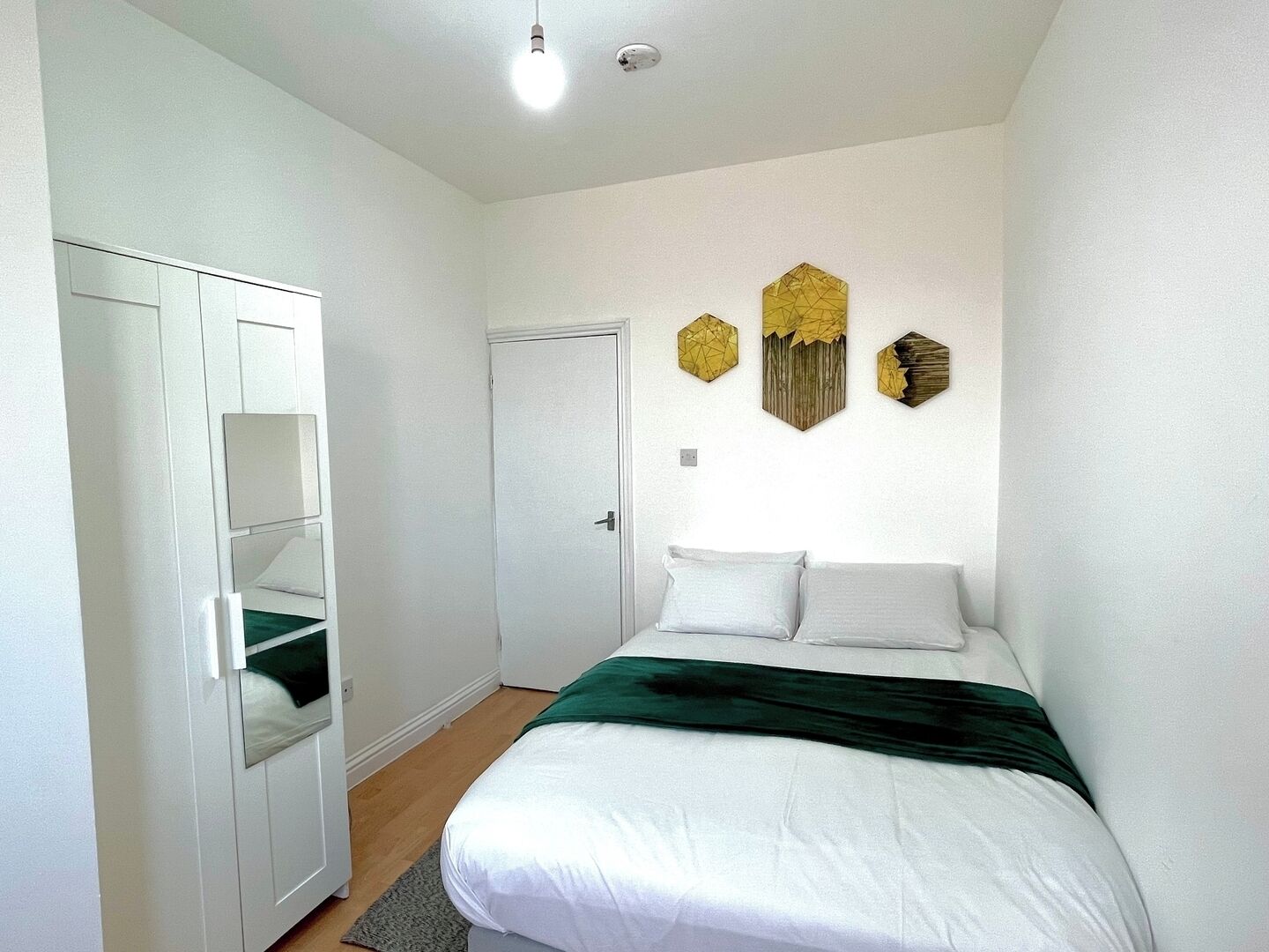 2 habitaciones, tabla de planchar con plancha, wifi y ropa de cama 