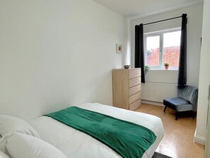 2 habitaciones, tabla de planchar con plancha, wifi y ropa de cama 