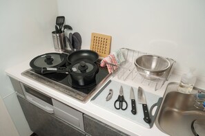 Condo conforto, sacada | Cozinha privada | Geladeira grande, micro-ondas, cooktop, panela elétrica de arroz