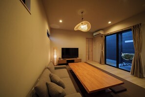 Condo conforto, sacada | Área de estar | TV de tela plana 55 polegadas com canais via satélite